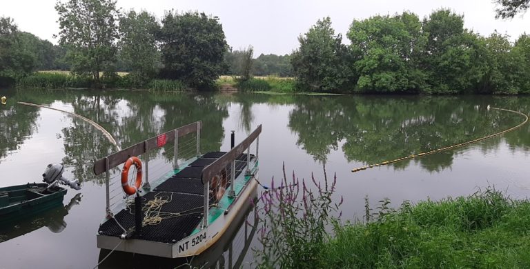 Slow-tourisme traverser une rivière avec un bac